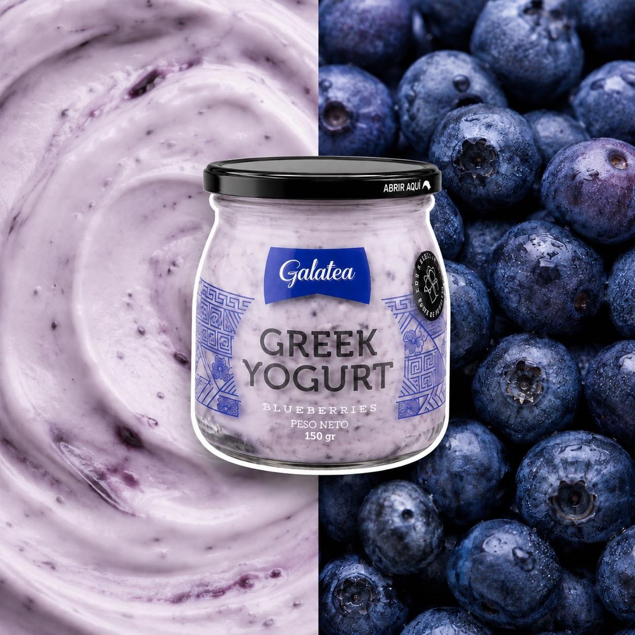 Envase de yogurt griego junto a arándanos y una textura cremosa de color violeta.